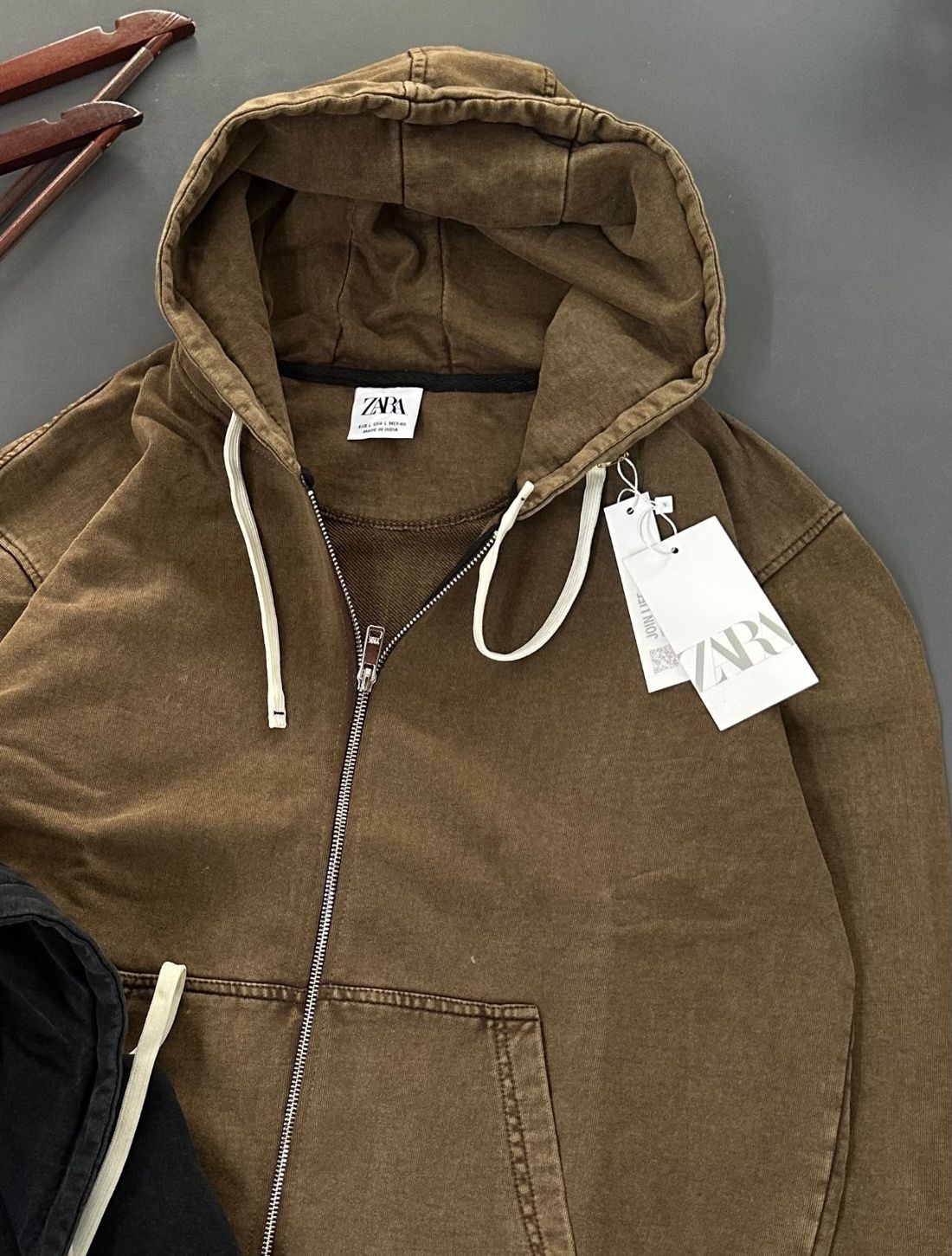 Washed zip hoodie in olive brown